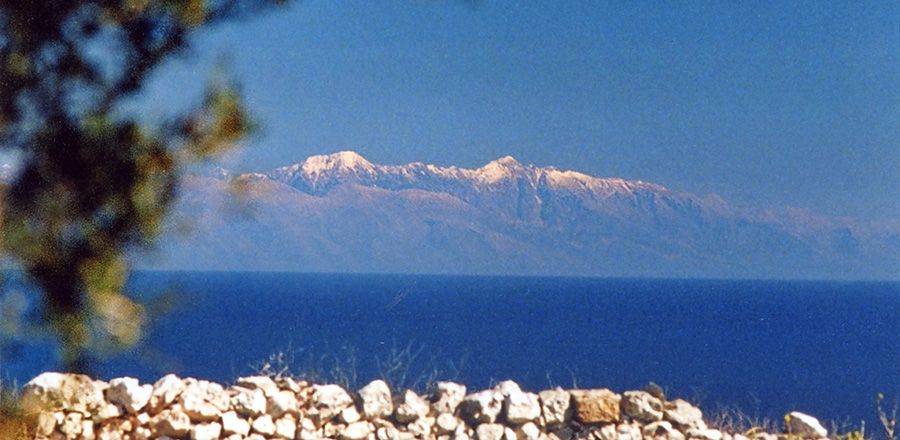 l'approdo sulle coste della Puglia con all'orizzonte l'Albania